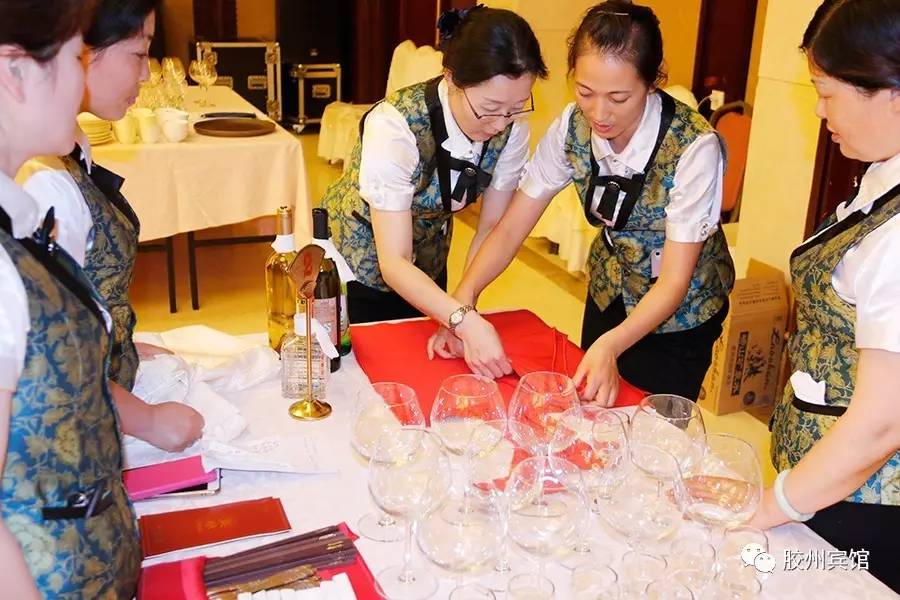 膠州賓館餐飲服務(wù)部 以互聯(lián)網(wǎng)銷(xiāo)售為導(dǎo)向的多項(xiàng)服務(wù)案例學(xué)習(xí)培訓(xùn)